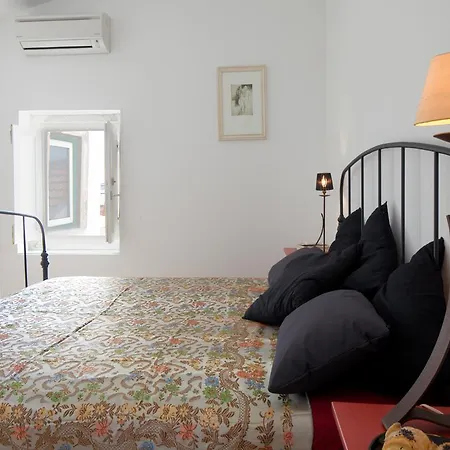 Traveling To Bairro Alto Apartman Lisboa